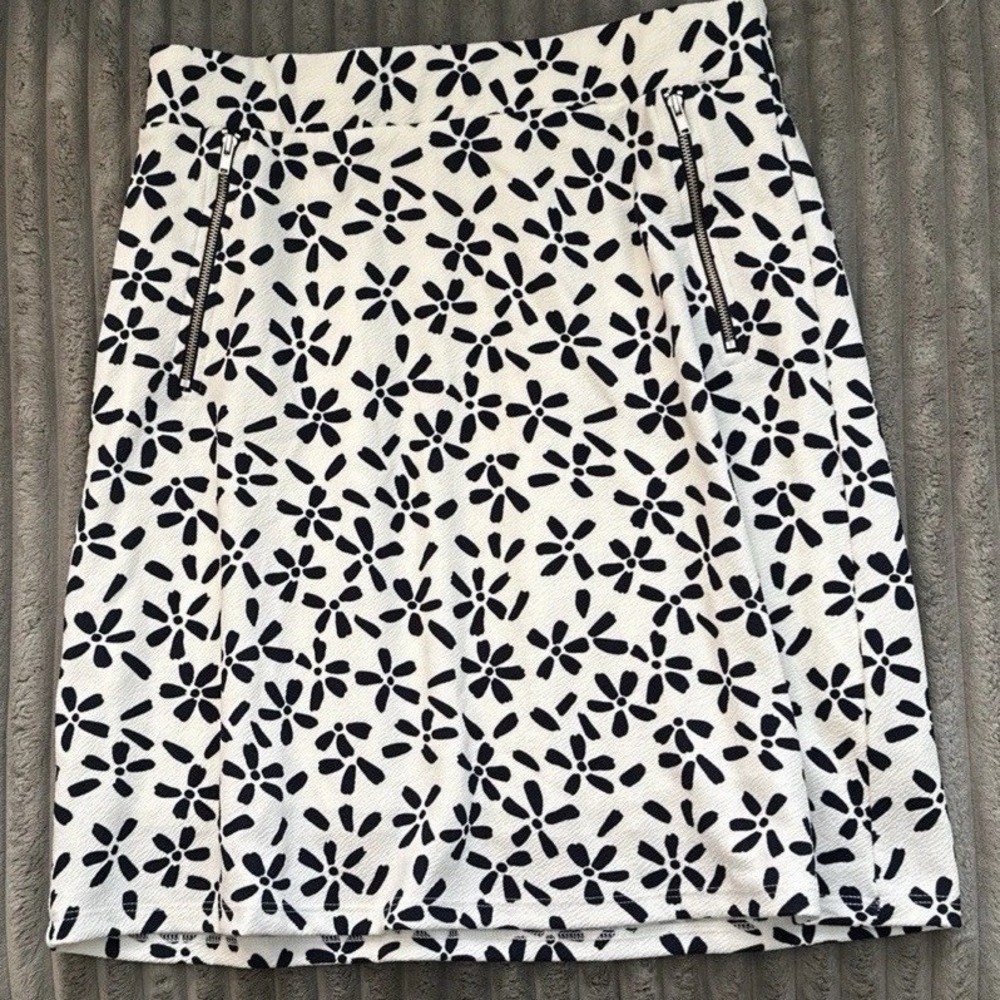 Le Lis Collection Maura Skirt Floral WHITE BLACK/NAVY Zip Pocket A Line  Sz S